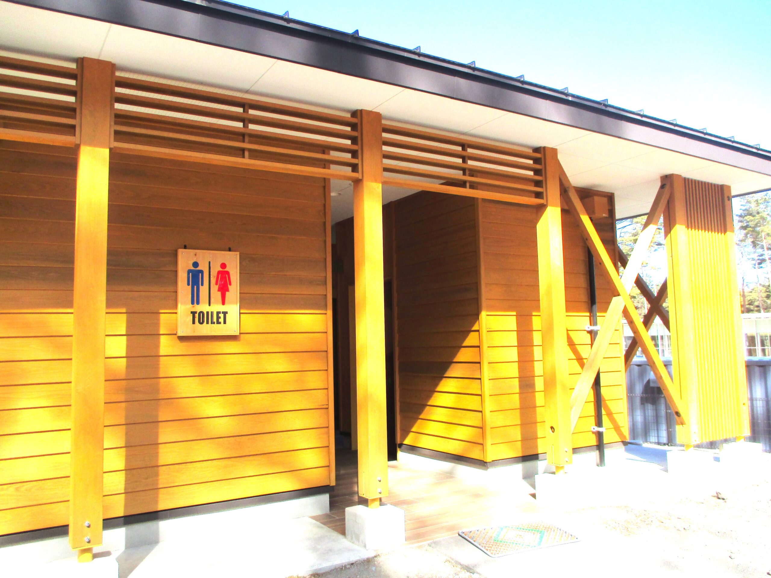遊具広場・トイレ棟-写真